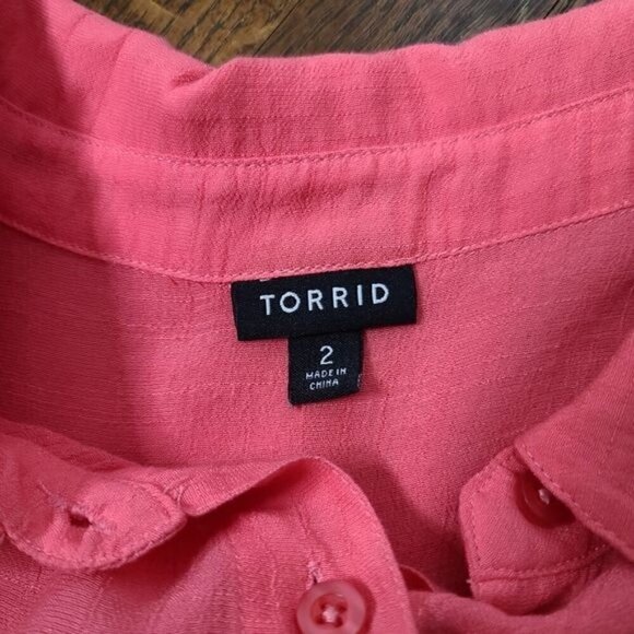 Torrid Lindsay Crochet Inset Button Down Shirt in Coral Torrid size 2 - Picture 4 of 10
